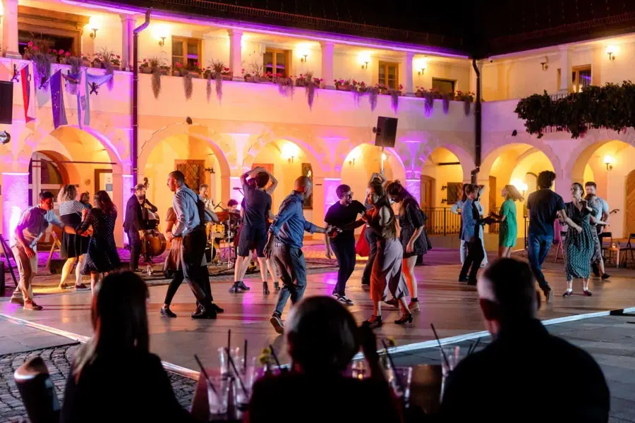 SwinGradec festival poskrbel za pestro plesno dogajanje, ki je atrij Rotenturna spremenil v fantazijsko prizorišče (FOTO)