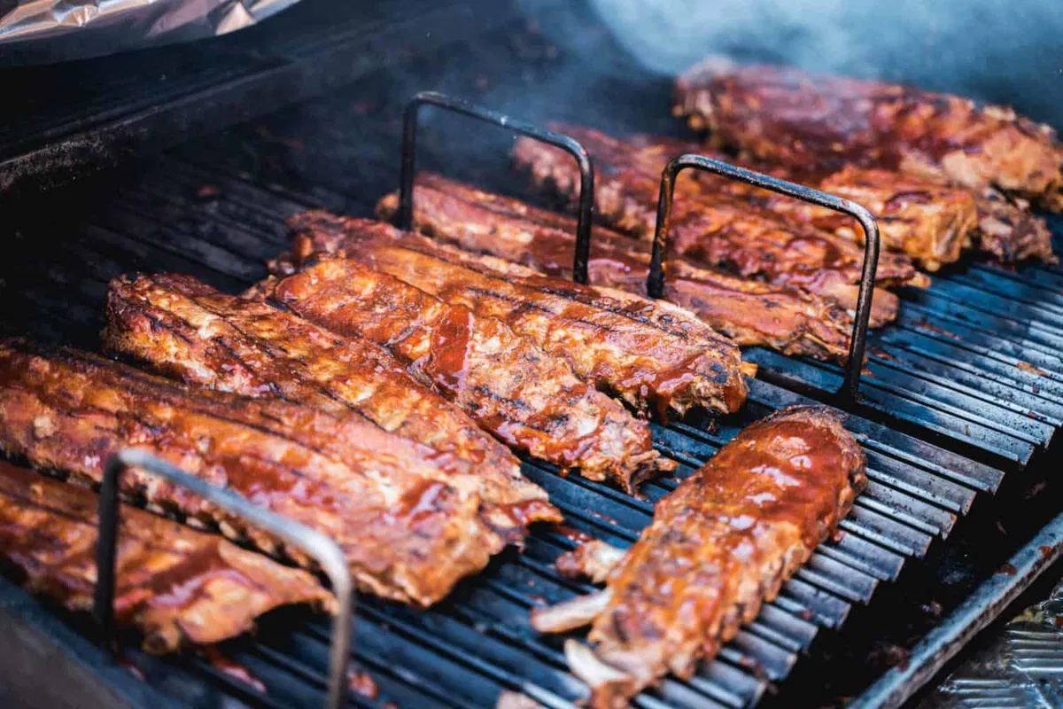 Ministrstvo spodbuja k uporabi domače hrane na prvomajskih druženjih