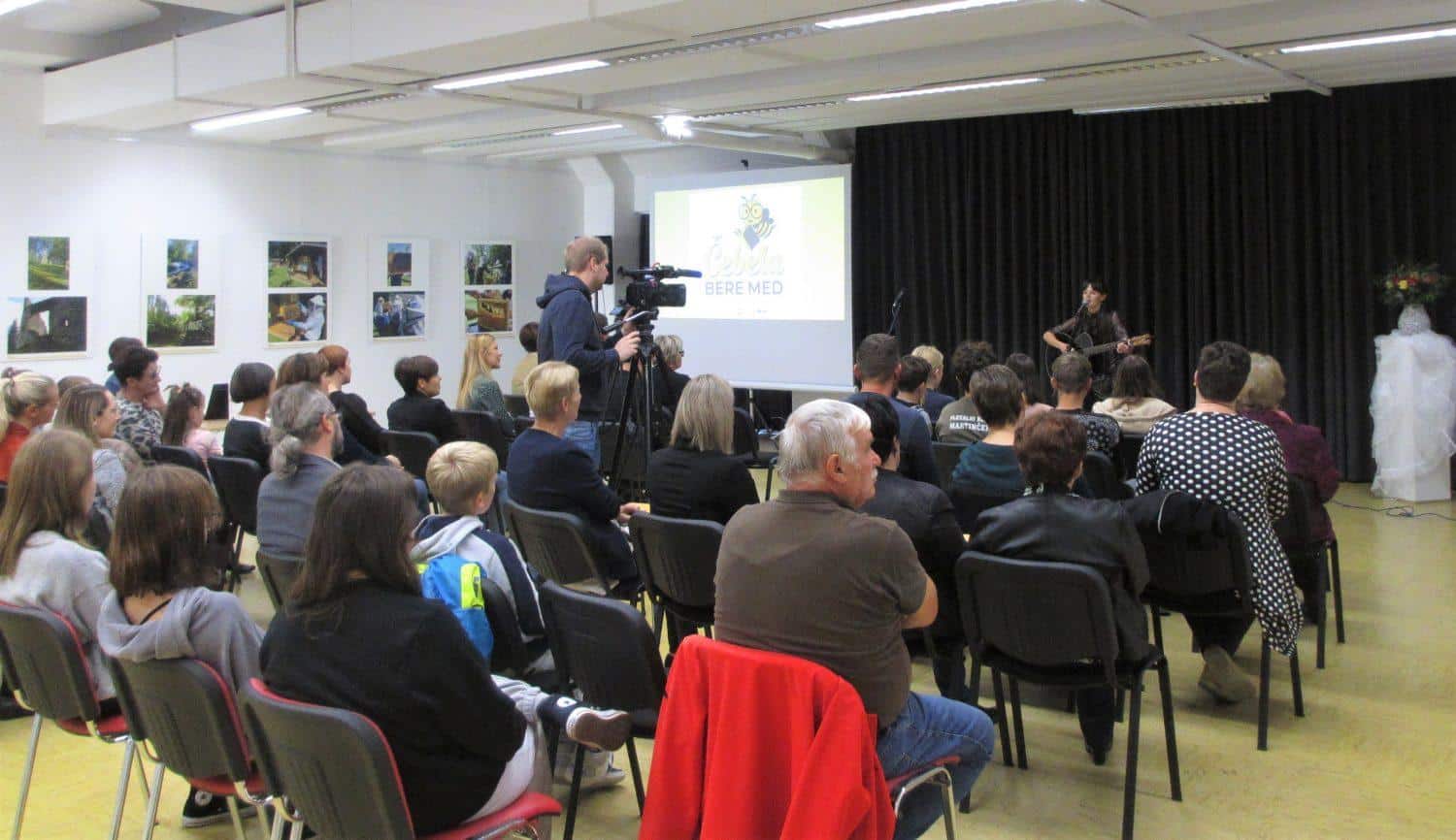 V splošni knjižnici v Radljah ob Dravi se je zaključil projekt »Čebela BERE med«