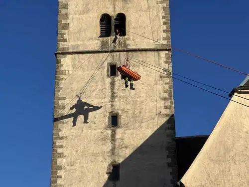 Gasilci iz cerkve v Slovenj Gradcu uspešno rešili ponesrečenko (VIDEO in FOTO)