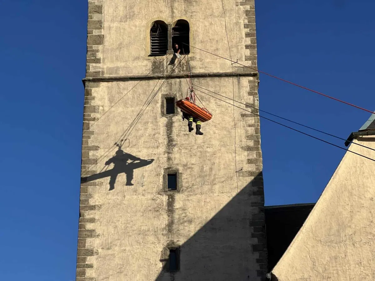 Gasilci iz cerkve v Slovenj Gradcu uspešno rešili ponesrečenko (VIDEO in FOTO)