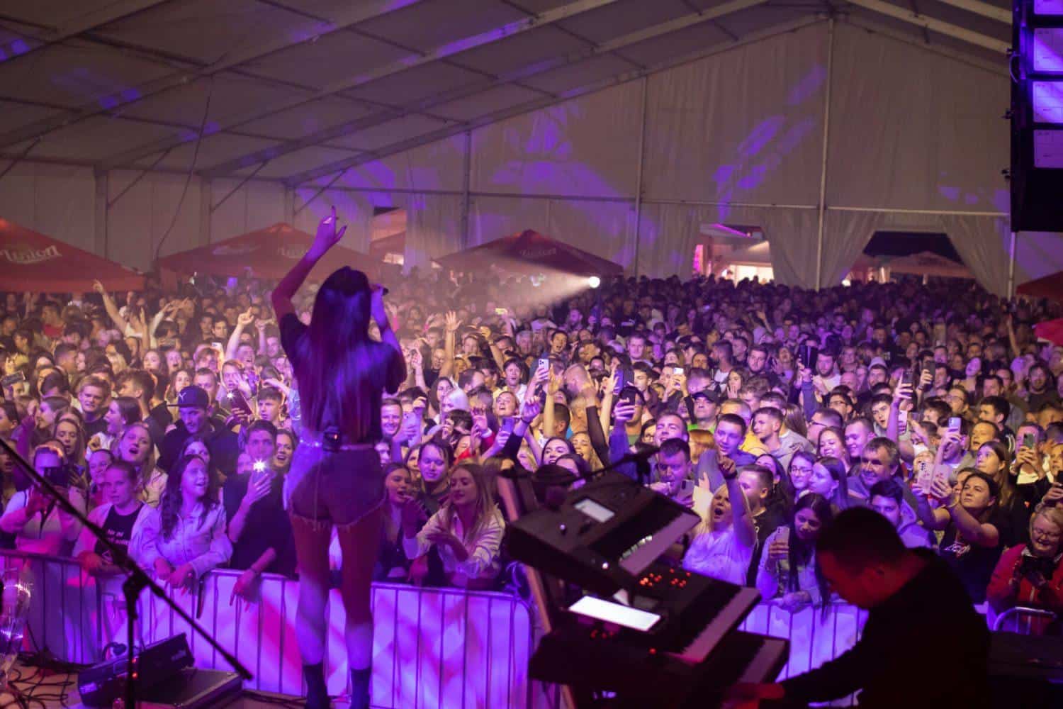 Vabo šotor na Prevalje privabil številno množico glasbenih navdušencev (FOTO)