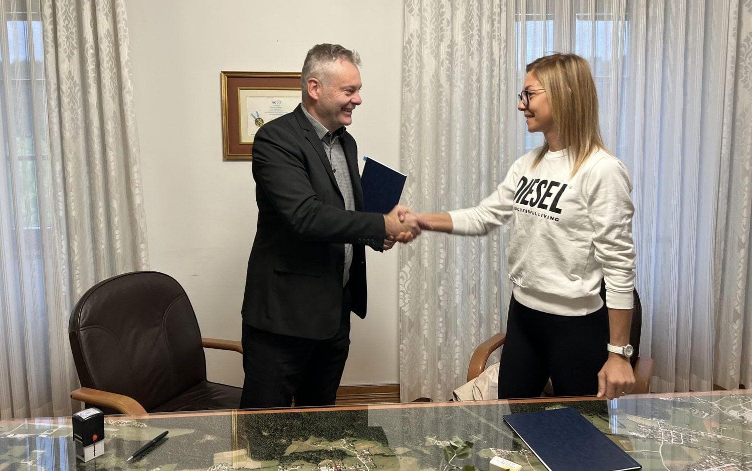 Slovenjgraški župan z izvajalcem del podpisal pogodbo za gradnjo prizidka k ZD Slovenj Gradec