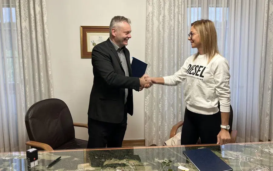 Slovenjgraški župan z izvajalcem del podpisal pogodbo za gradnjo prizidka k ZD Slovenj Gradec