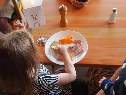 Vlada med drugim o cenah šolskih malic