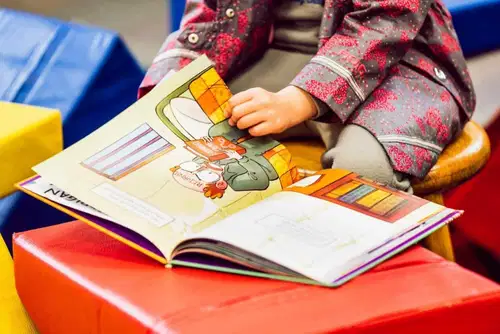 Za bralno vzpodbudo 25.000 prvošolcem darilna slikanica