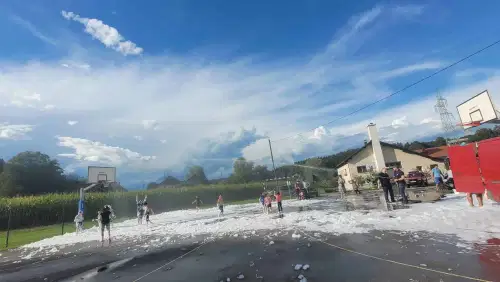 Sončen dan v Šmiklavž privabil razigrane otroke (FOTO)