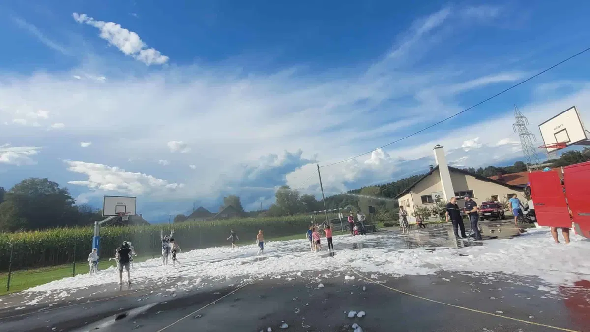 Sončen dan v Šmiklavž privabil razigrane otroke (FOTO)