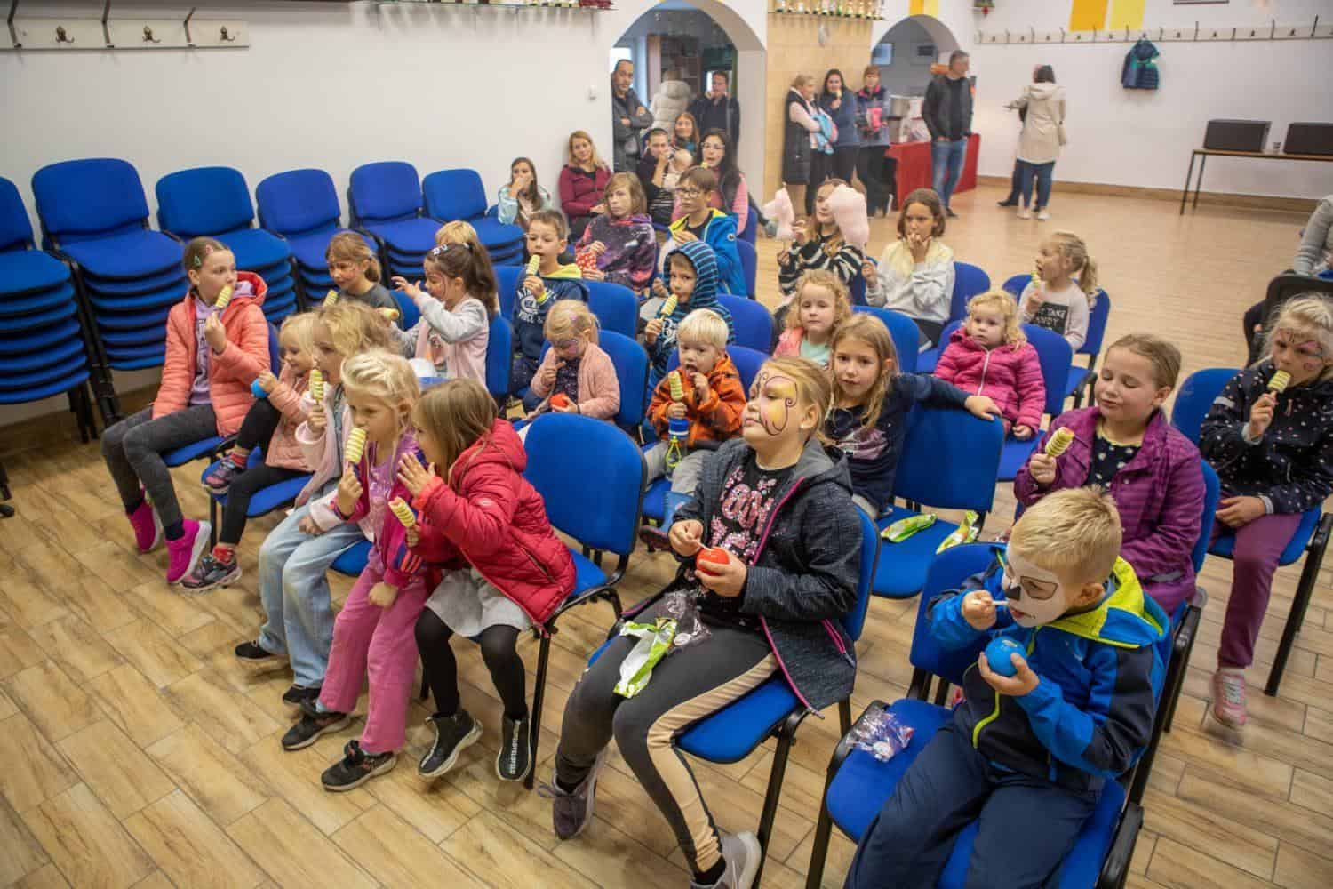 Tudi muhasto vreme otroškega rajanja na Legnu ni ustavilo (FOTO)