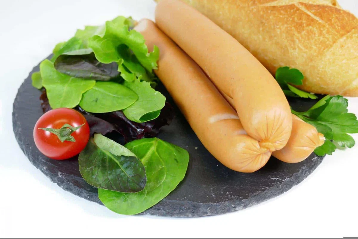 Odpoklic perutninske hrenovke. Pri potrošnikih lahko povzroči črevesne težave