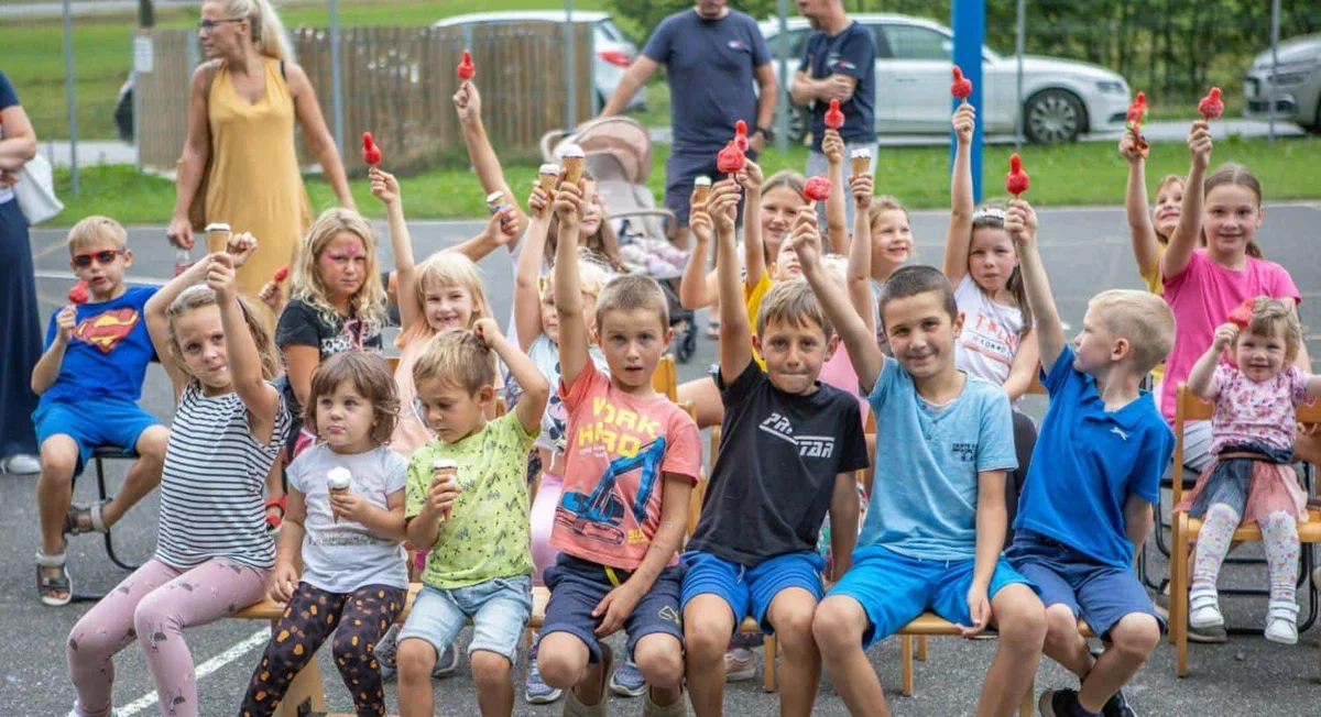 Podeželje se igra: Na Selah, kljub dežnim kapljam veselo otroško rajanje (FOTO)