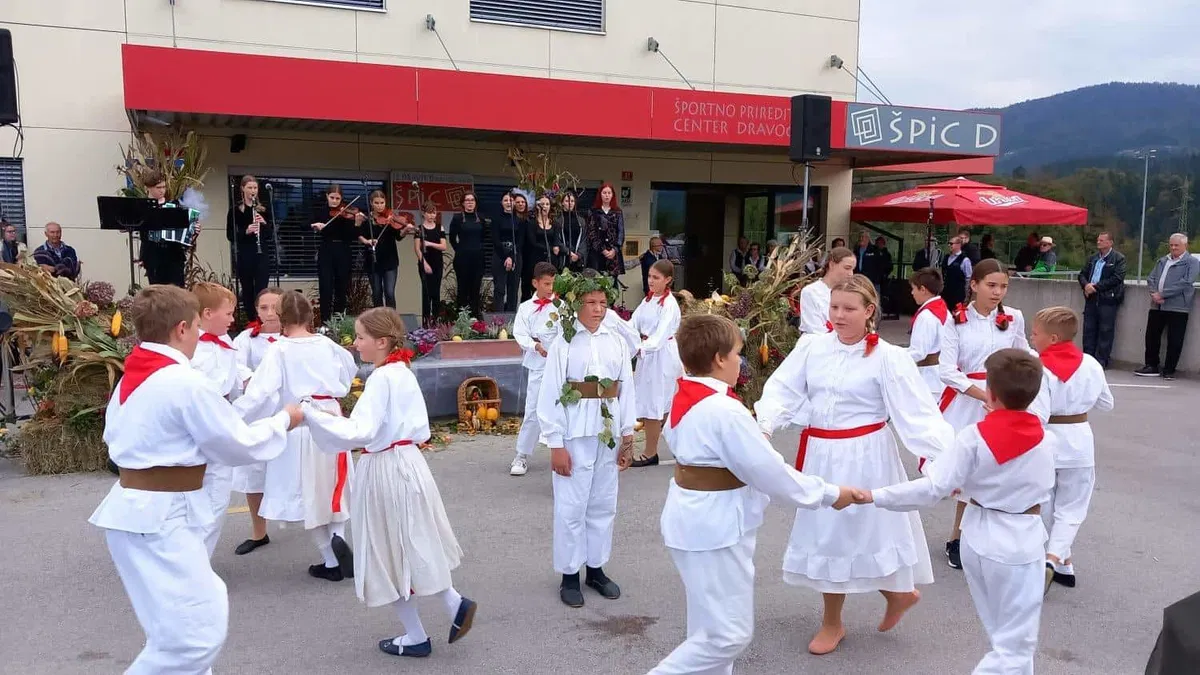 Jesensko dogajanje pred dvorano Špic D privabilo številne obiskovalce (FOTO in VIDEO)