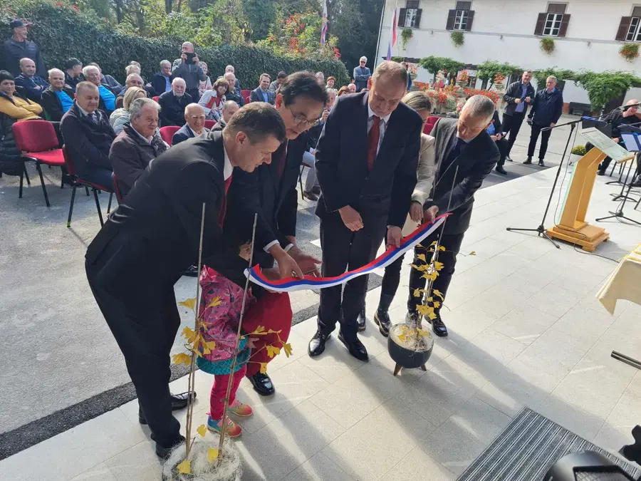 V Radljah namenu predali Center sonaravnega in trajnostnega gospodarjenja z gozdov ter zasadili japonske češnje (FOTO)