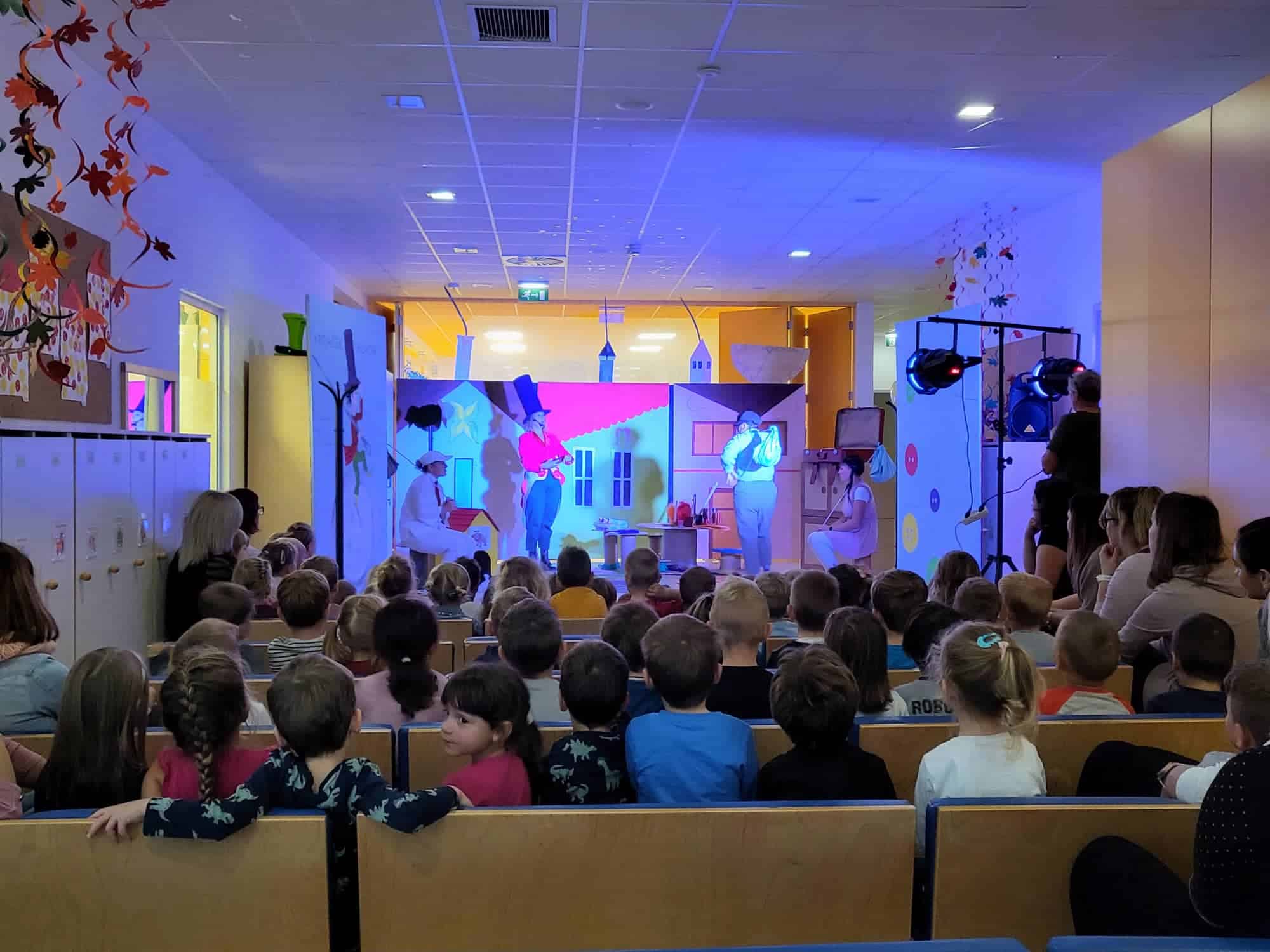 Na Prevaljah strokovne delavke vrtca premierno odigrale gledališko predstavo Krojaček Hlaček (FOTO)