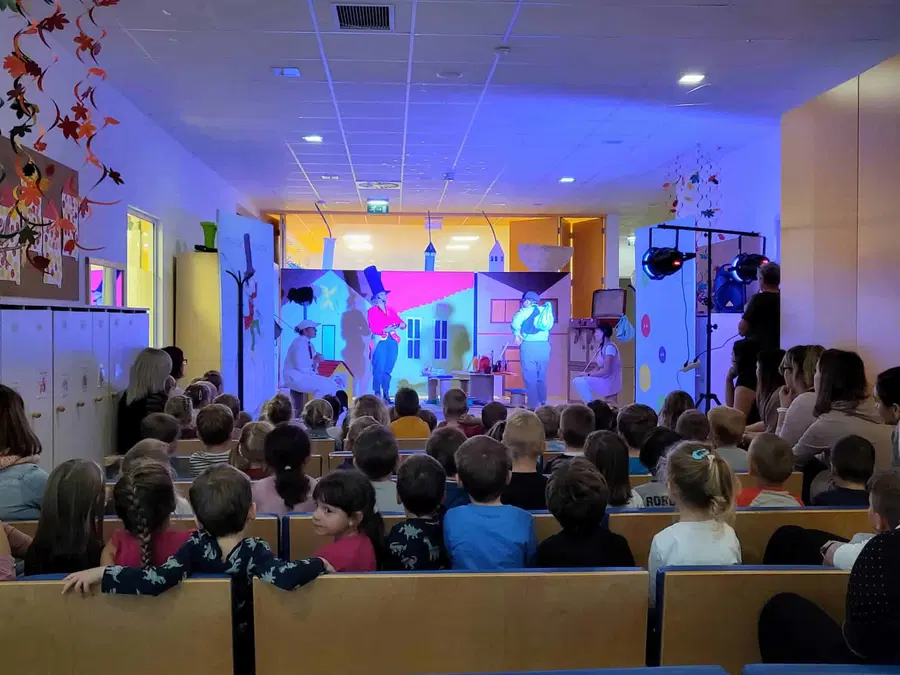 Na Prevaljah strokovne delavke vrtca premierno odigrale gledališko predstavo Krojaček Hlaček (FOTO)