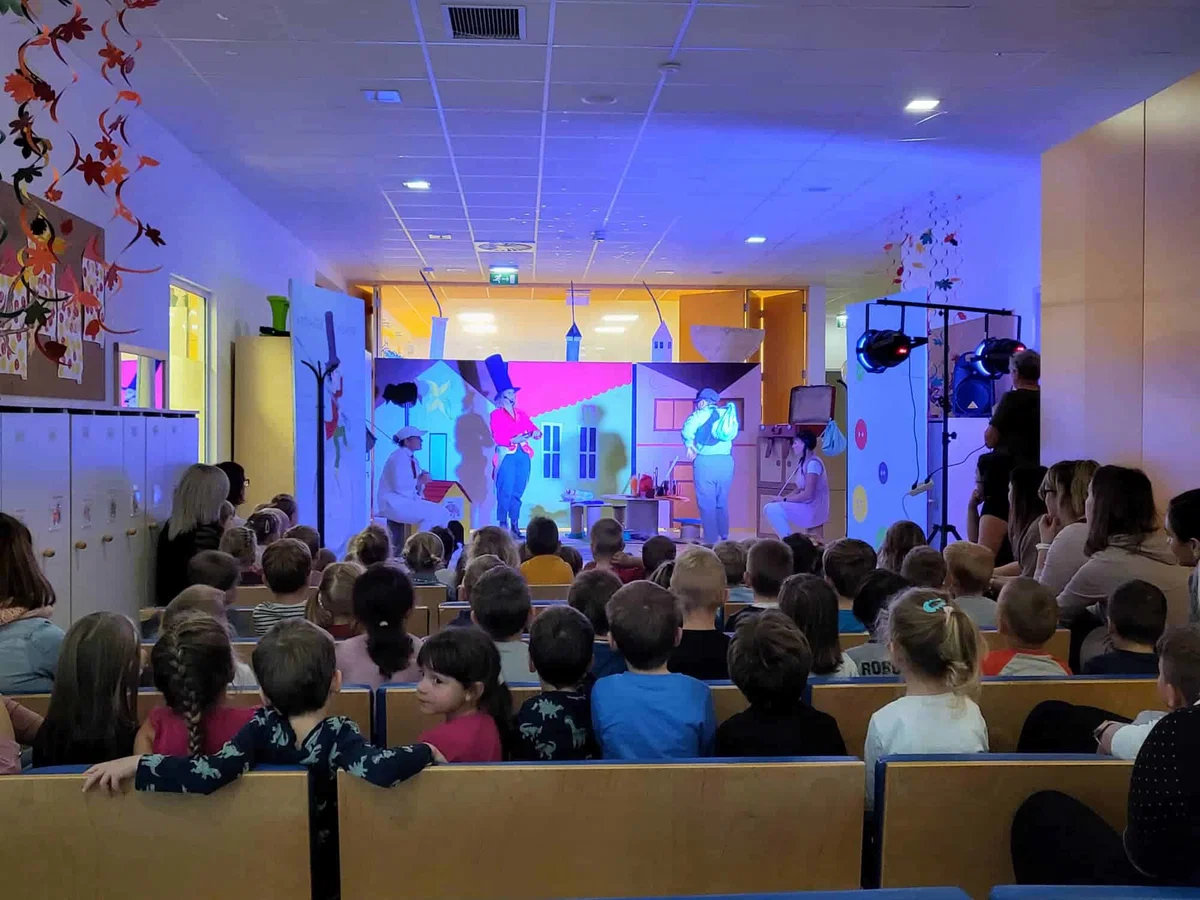 Na Prevaljah strokovne delavke vrtca premierno odigrale gledališko predstavo Krojaček Hlaček (FOTO)