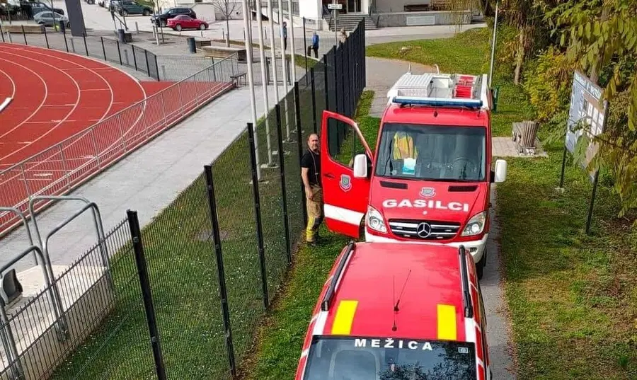 Plinska jeklenka mu je padla s kolesa. Ko jo je želel ujeti, je padel in poškodovan pristal v Meži
