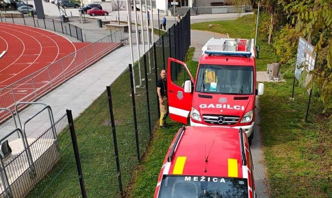 Plinska jeklenka mu je padla s kolesa. Ko jo je želel ujeti, je padel in poškodovan pristal v Meži