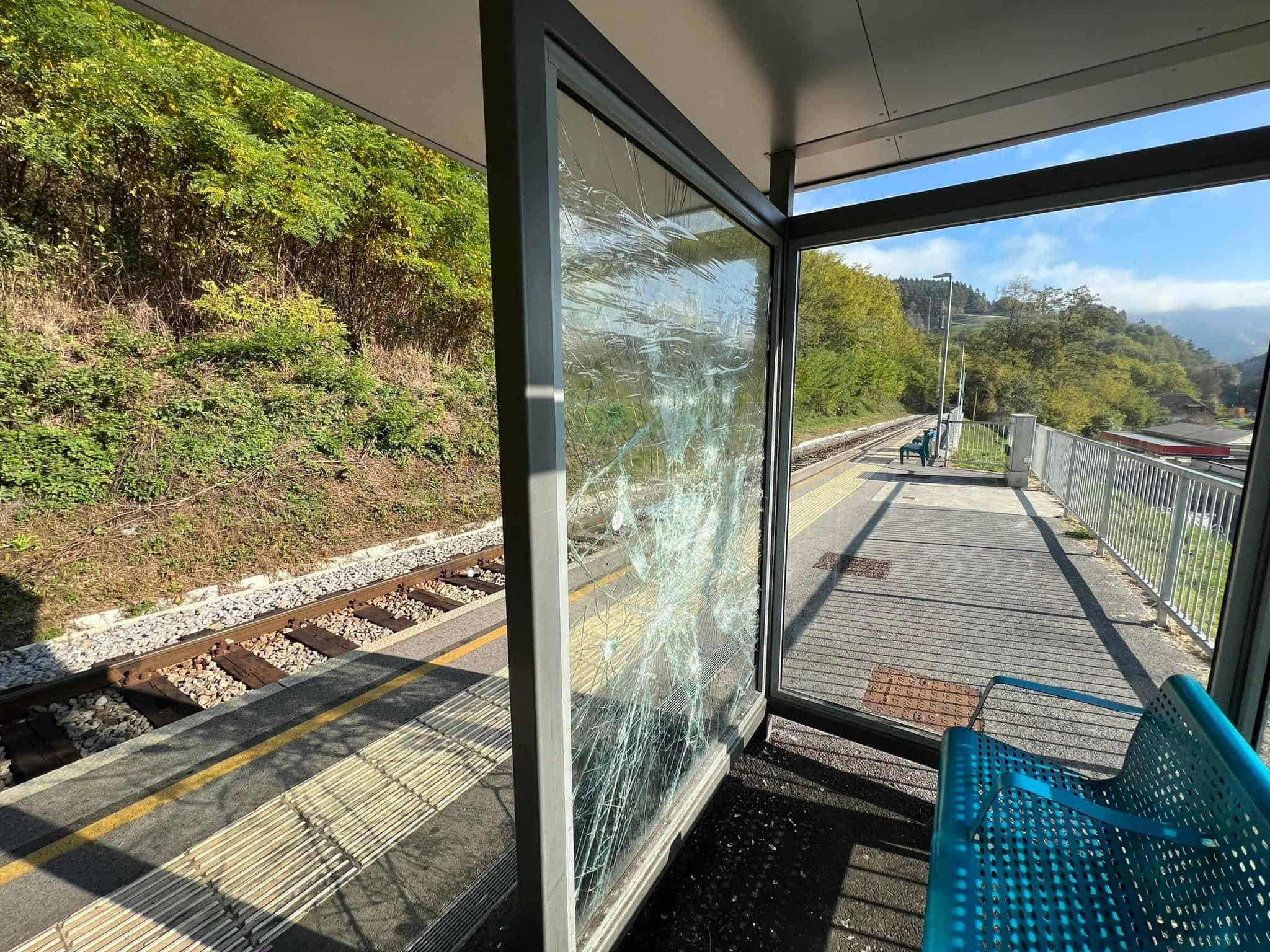 Vandali so se tokrat spravili na železniško postajo na Ravnah. Župan pričakuje ustrezne sankcije zoper kršitelje (FOTO)