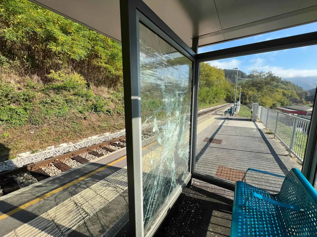 Vandali so se tokrat spravili na železniško postajo na Ravnah. Župan pričakuje ustrezne sankcije zoper kršitelje (FOTO)