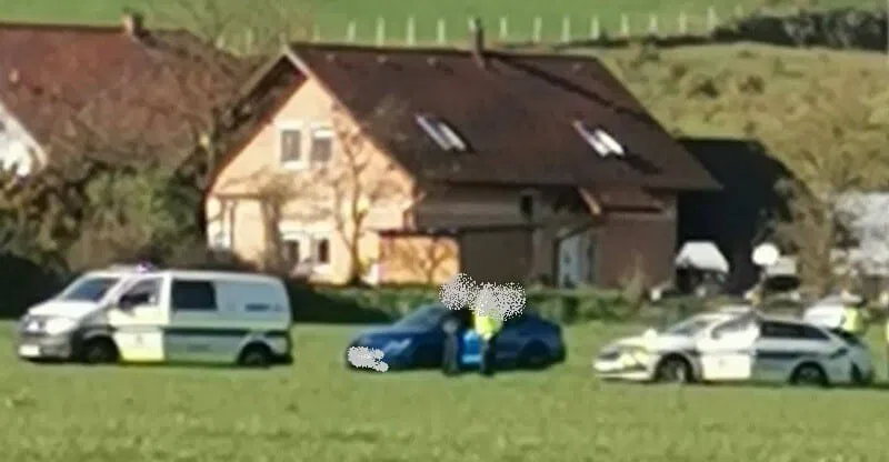 Zadrogiran in brez izpita divjal po cesti. V Podgorju trčil v policijsko vozilo in želel povoziti policista