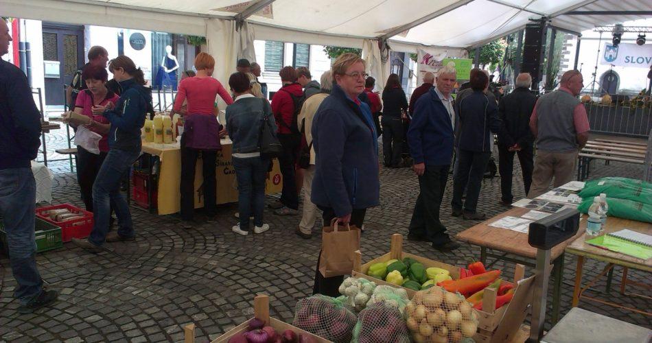 V Slovenj Gradec po ekološke pridelke, na degustacijo ekoloških vin in jedi ter na zabavo z ansamblom Roka Žlindre in Klapo Semikantá