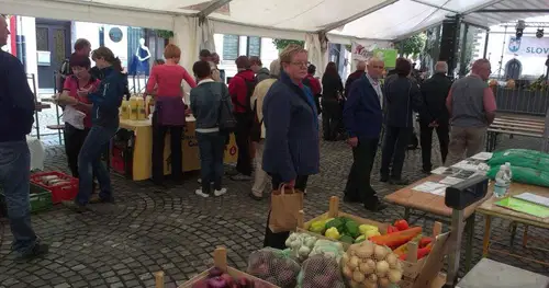 V Slovenj Gradec po ekološke pridelke, na degustacijo ekoloških vin in jedi ter na zabavo z ansamblom Roka Žlindre in Klapo Semikantá