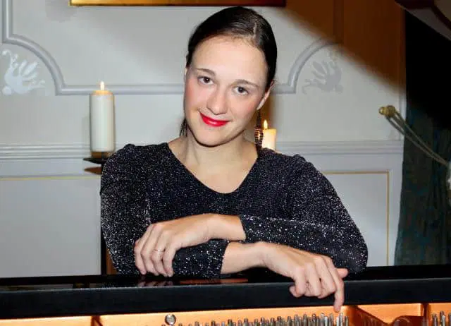 V Dvorcu Bukovje je potekal čaroben večer s pianistko Urško Štrekelj (FOTO)