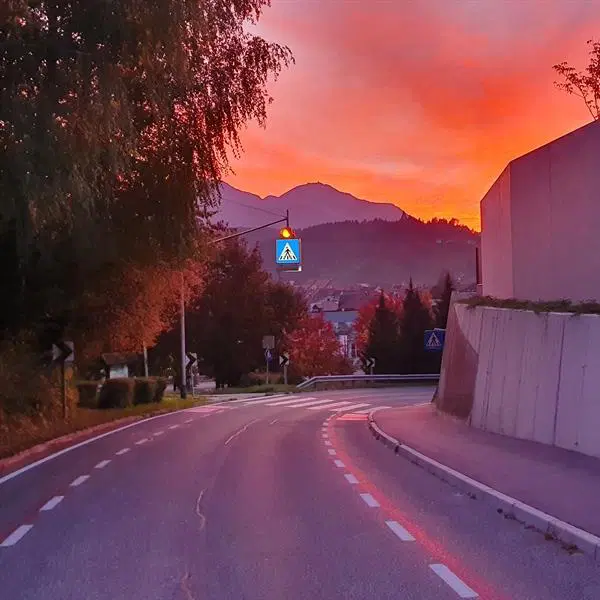 To so pravila vožnje na kolesarskem pasu na Legenskem klancu in po Zidanškovi ulici na Legnu