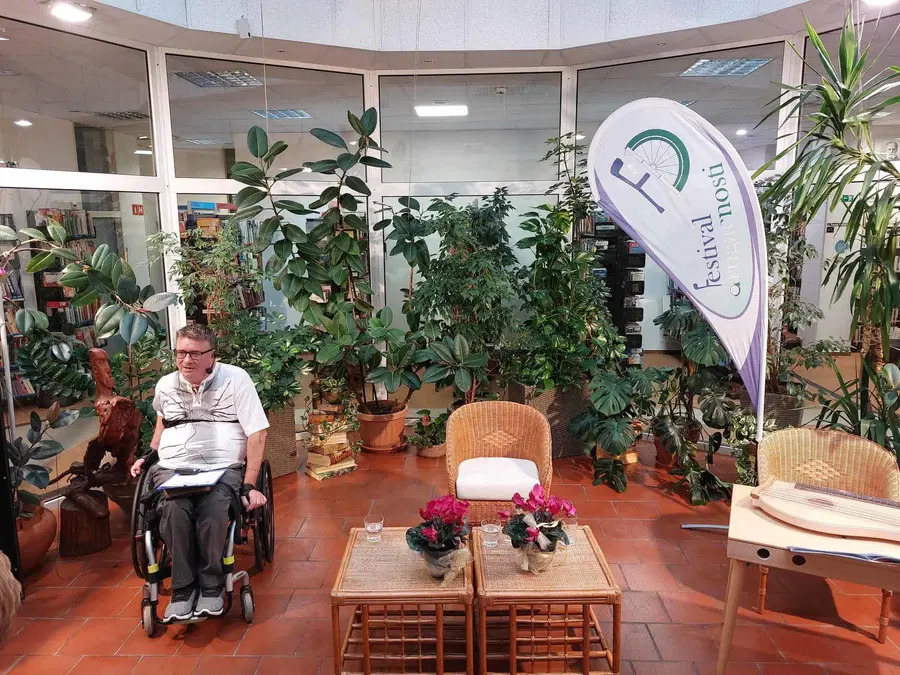 Slovenjgraška knjižnica vabi na otvoritev fotografske razstave Nastije Fijolič