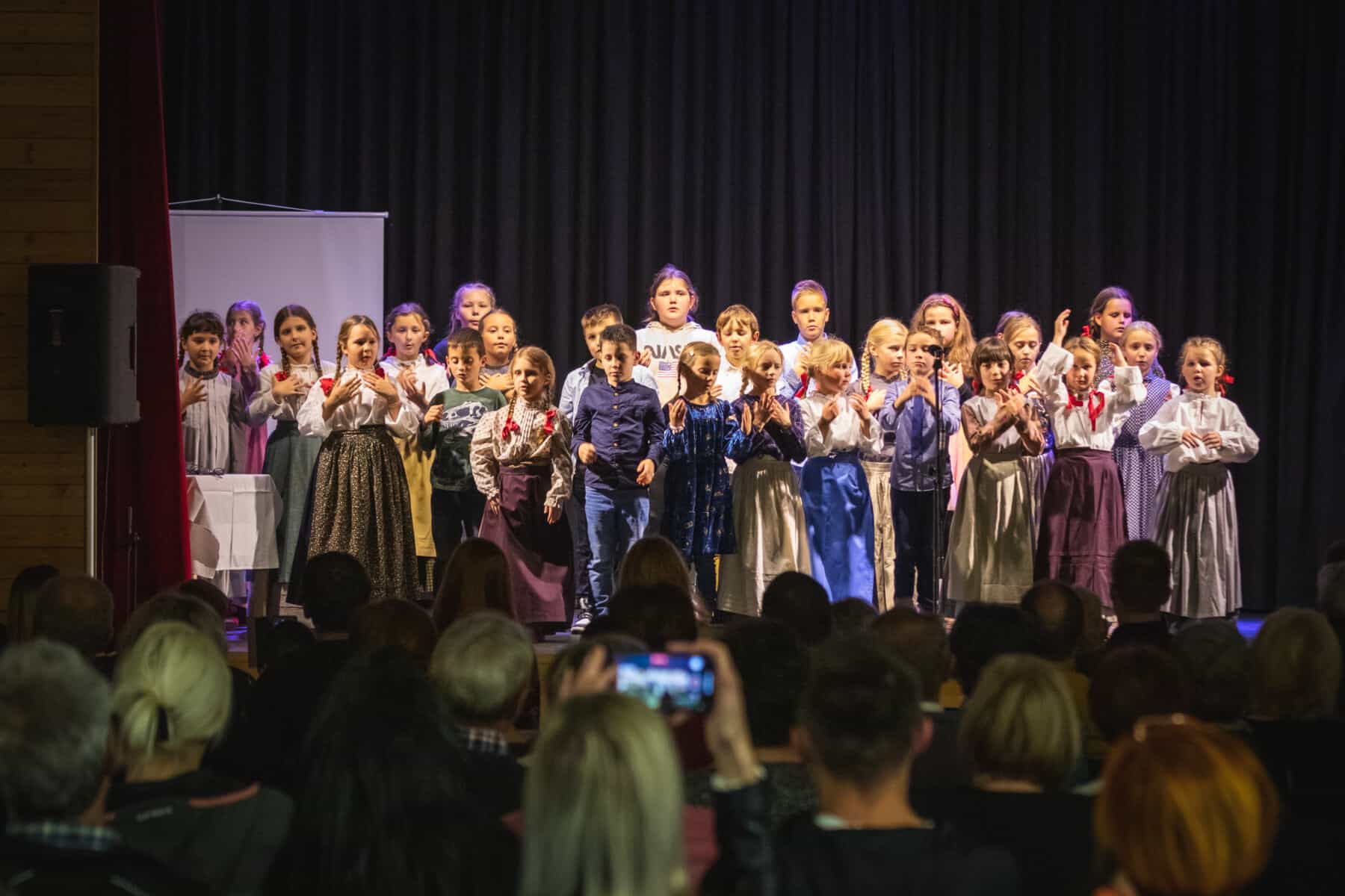 Kotlje: Slavnostna akademija postregla s pestrim kulturnim programom (FOTO)