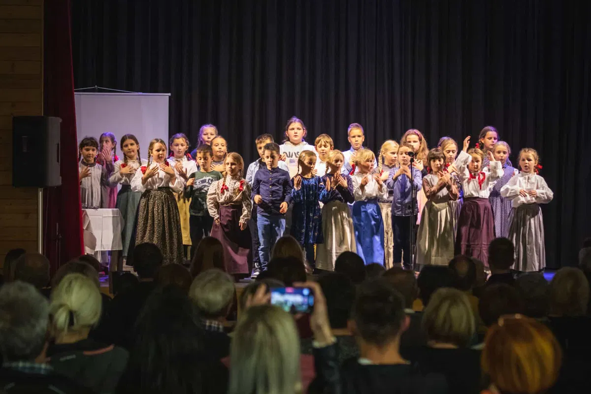 Kotlje: Slavnostna akademija postregla s pestrim kulturnim programom (FOTO)