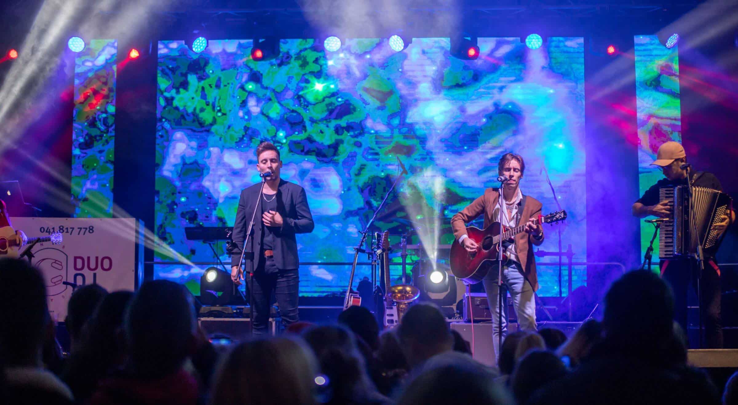 FOTOGALERIJA: Sobotno dogajanje v Slovenj Gradcu zvečer zaključili z udeleženci šova Znan obraz ima svoj glas