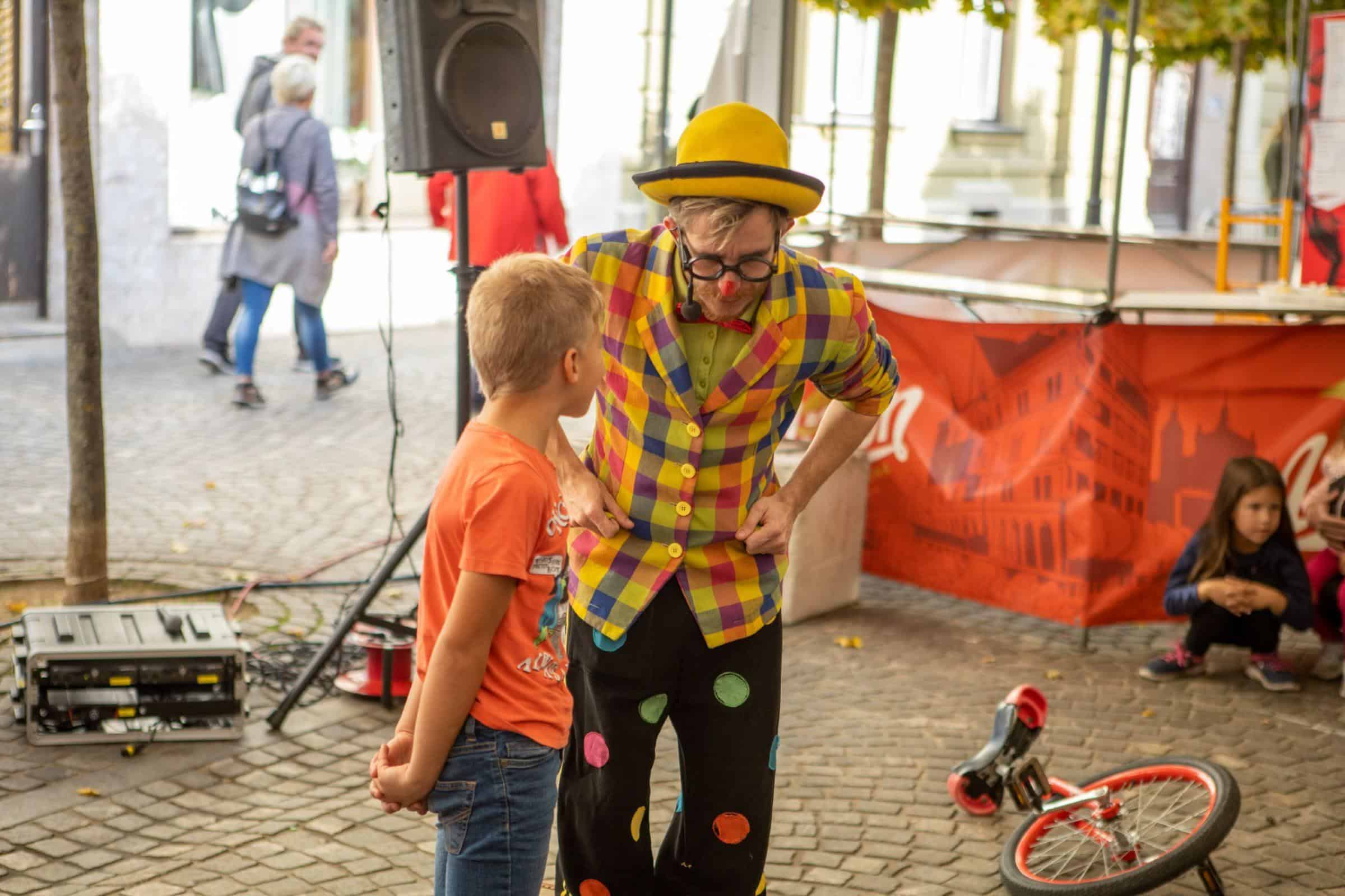 V mestnem jedru Slovenj Gradca odmeval otroški živ žav (FOTO)