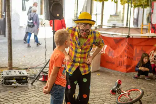 V mestnem jedru Slovenj Gradca odmeval otroški živ žav (FOTO)