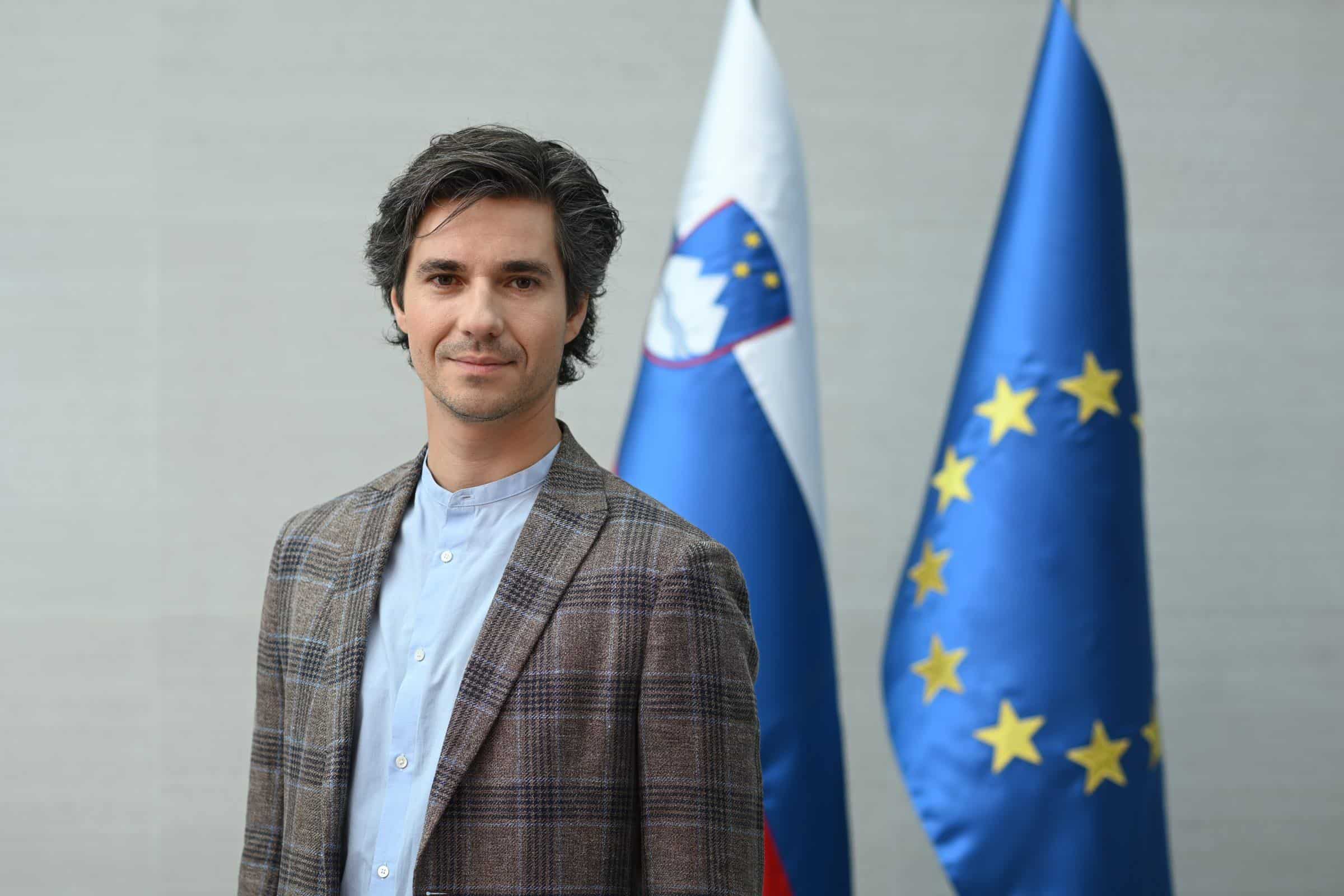 Mesec: Referendum o spremembah družinskega zakonika protiustaven