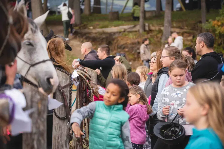 Dan odprtih vrat Konjeniškega kluba Slovenj Gradec v Mislinjsko Dobravo privabil številne ljubitelje konj (FOTO)