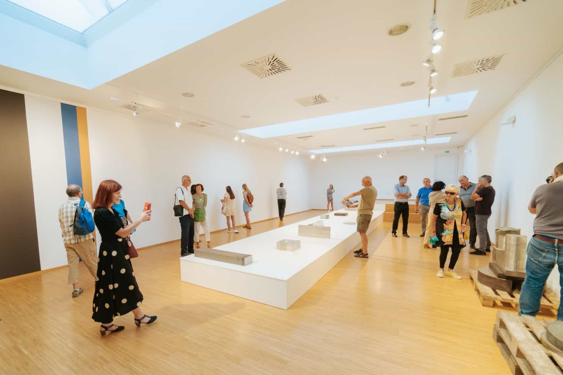 Galerija Ravne danes vabi na predstavitev knjige Tobiasa Putriha z naslovom Industrija jekla