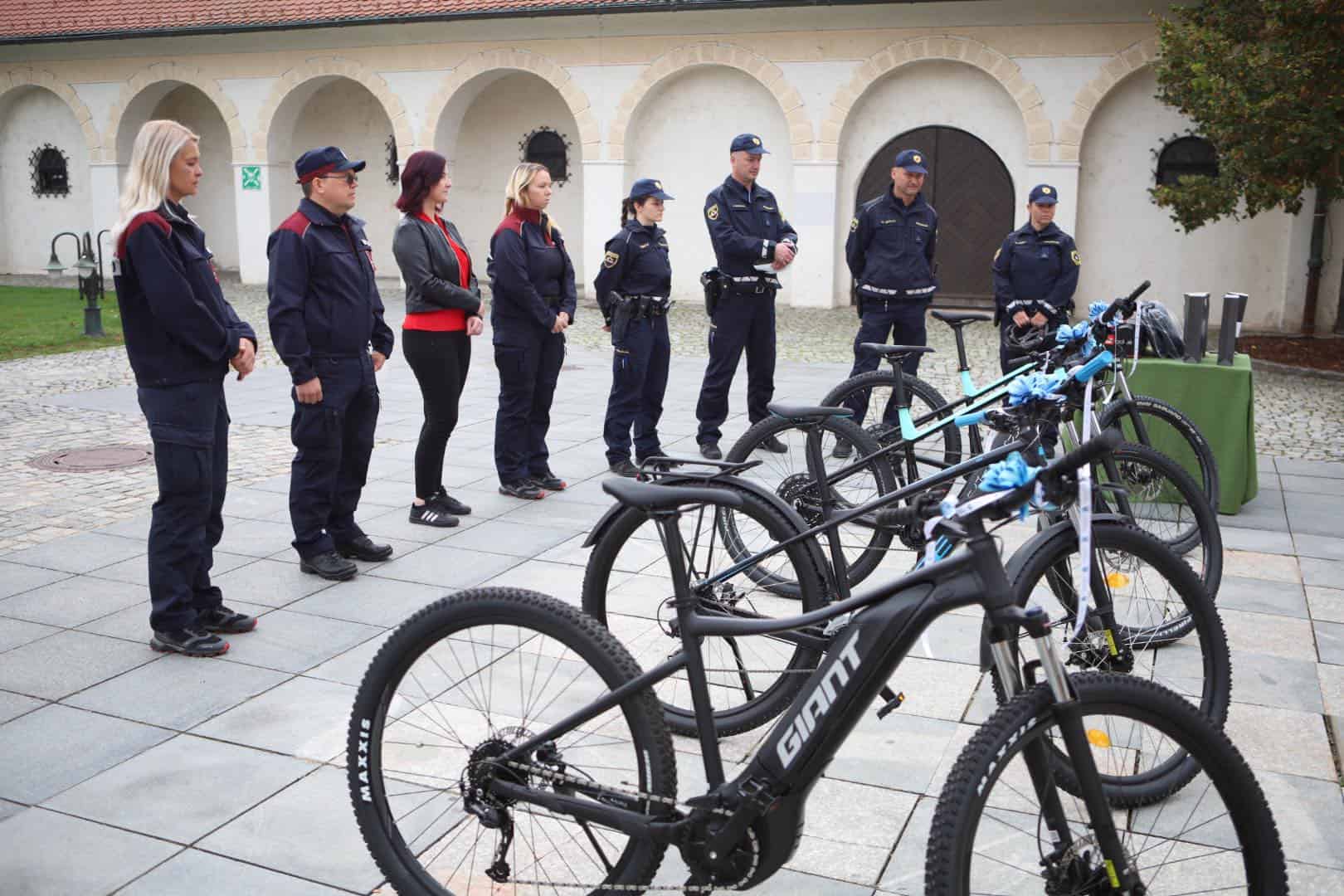 Mestna občina Slovenj Gradec kupila kolesa za policiste in redarje (FOTO)
