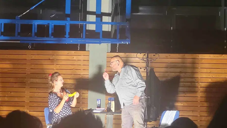 V Dravograd duokomedija z naslovom: Razočarana gospodinja pri seksologu privabila številne obiskovalce (FOTO)