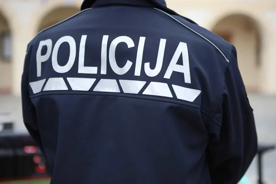 Po streljanju na policiste si je storilec sodil sam