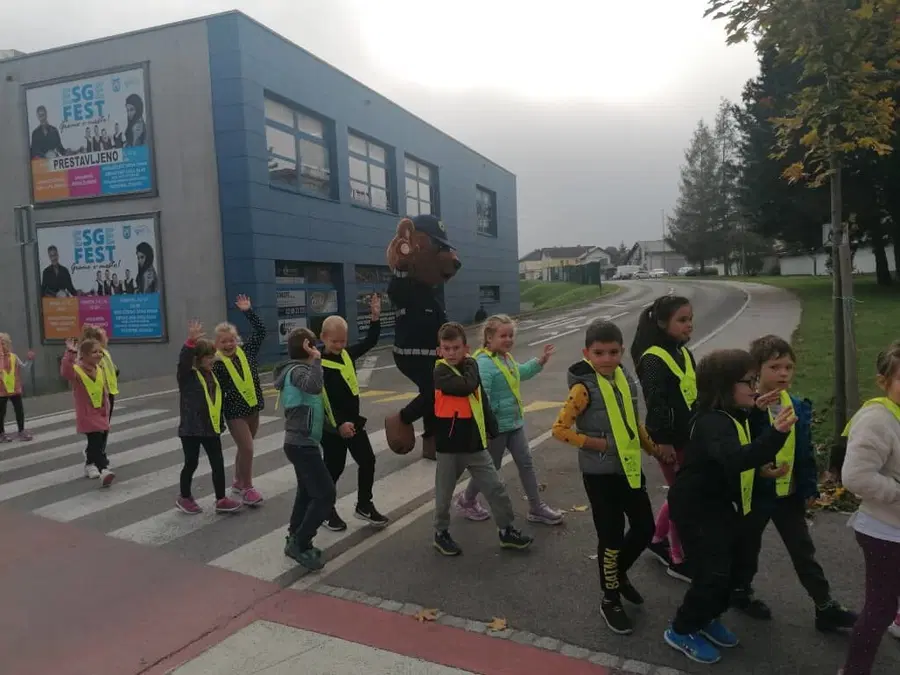 Slovenjgraški šolarji dan preživeli v družbi policistov in "medvedke Pike"