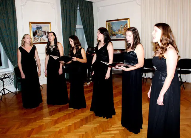 V Dvorcu Bukovje vokalna zasedba Cantabile skupaj z gosti pripravila nepozaben večer (FOTO in VIDEO)
