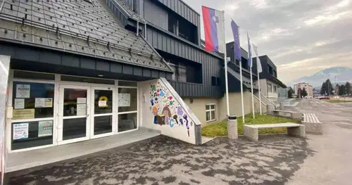 Policija sporočila dodatne informacije glede dogodka, ko sta moška v kombiju pred slovenjgraško šolo otroku ponujala čokolado