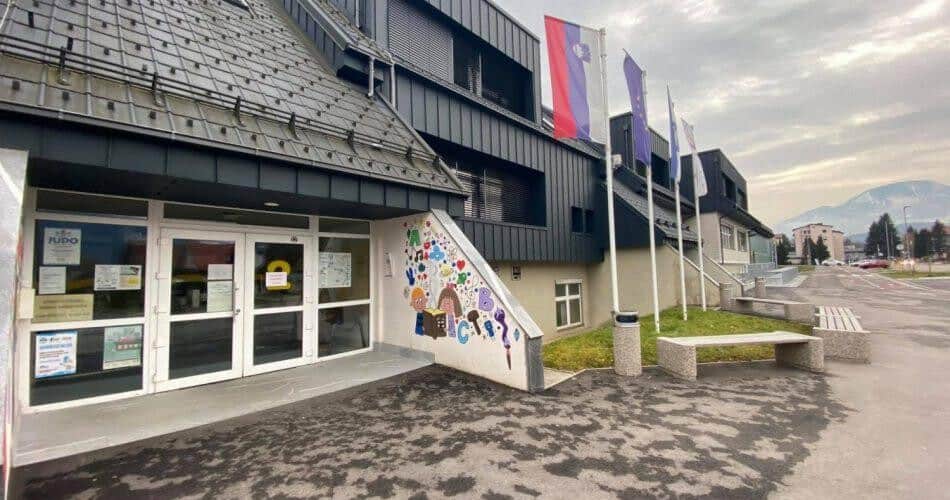 Policija sporočila dodatne informacije glede dogodka, ko sta moška v kombiju pred slovenjgraško šolo otroku ponujala čokolado