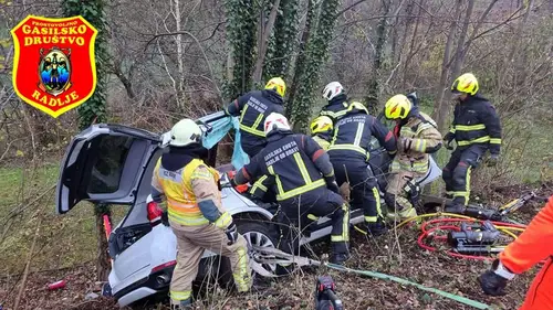 Na cesti Dravograd-Maribor z vozilom s ceste in med drevesa. Poškodovano osebo prepeljali v bolnico