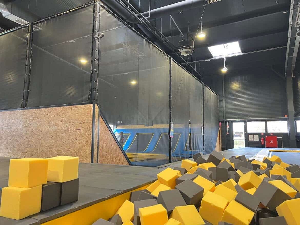 V trampolinskem parku v Ljubljani se je huje poškodoval akrobat