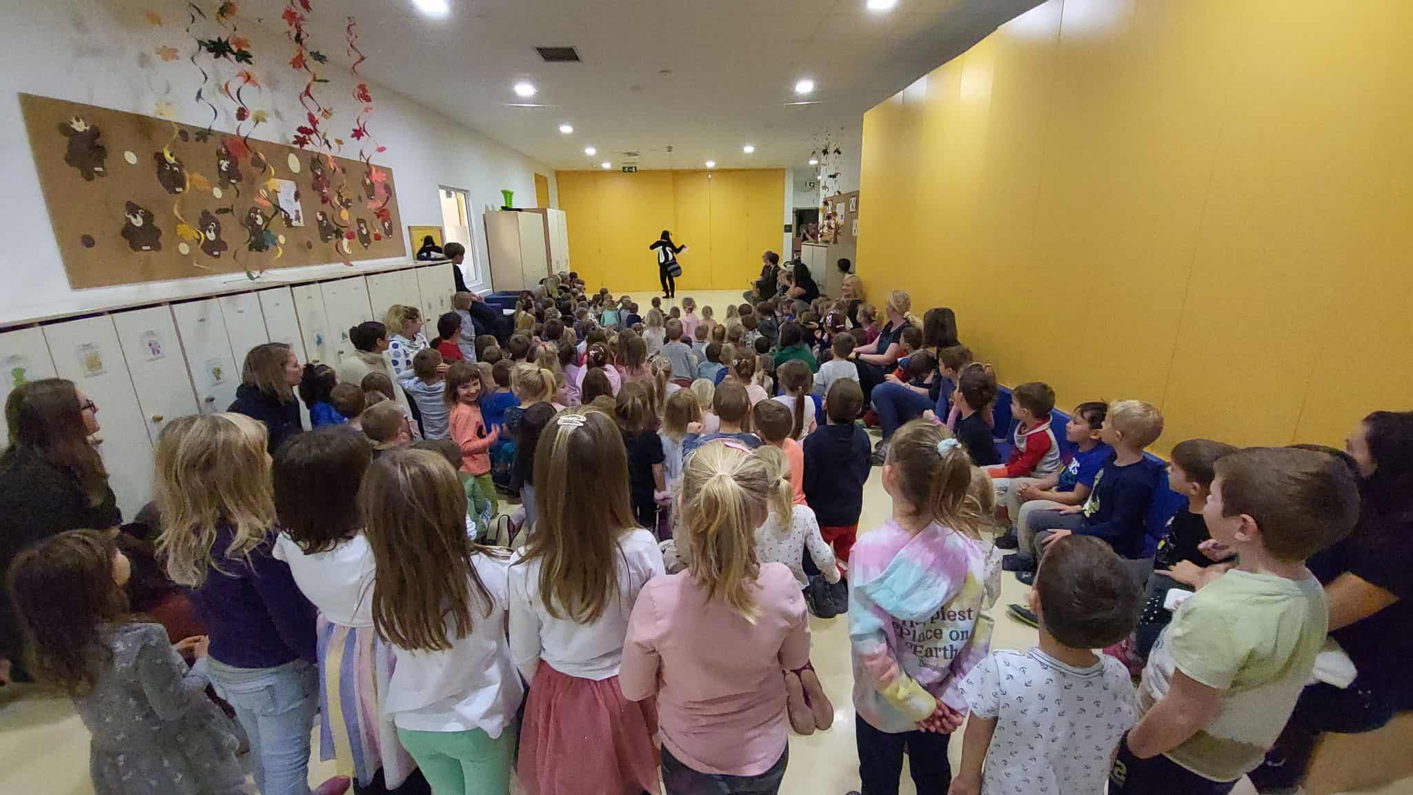 Medeni dan v vrtcu Prevalje: Od medenega zajtrka do obiska čebelarja (FOTO)