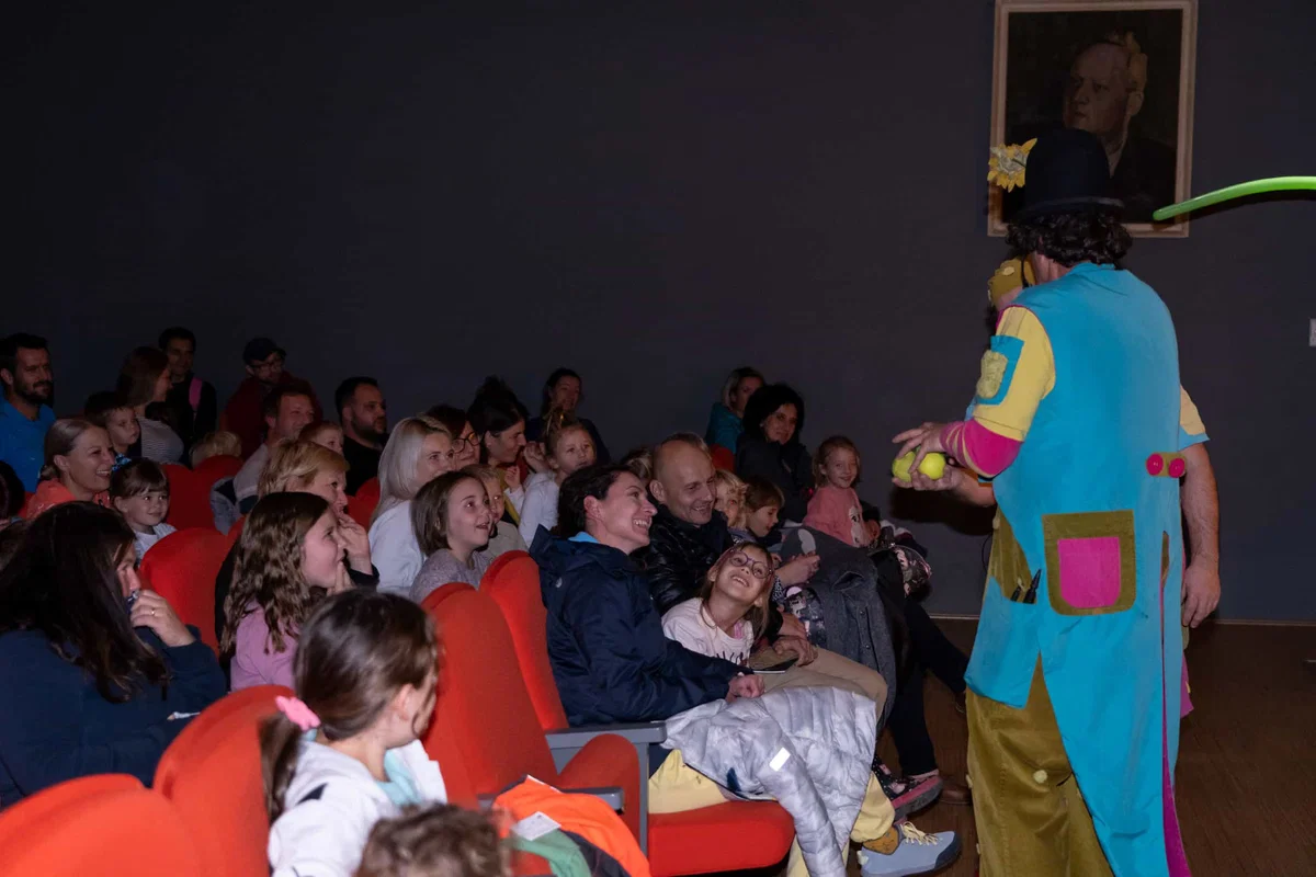 Na Ravnah navdušeni na predstavo Skoraj najboljši cirkus na svetu. Kmalu na ogled Čarobna zimska pravljica (FOTO)