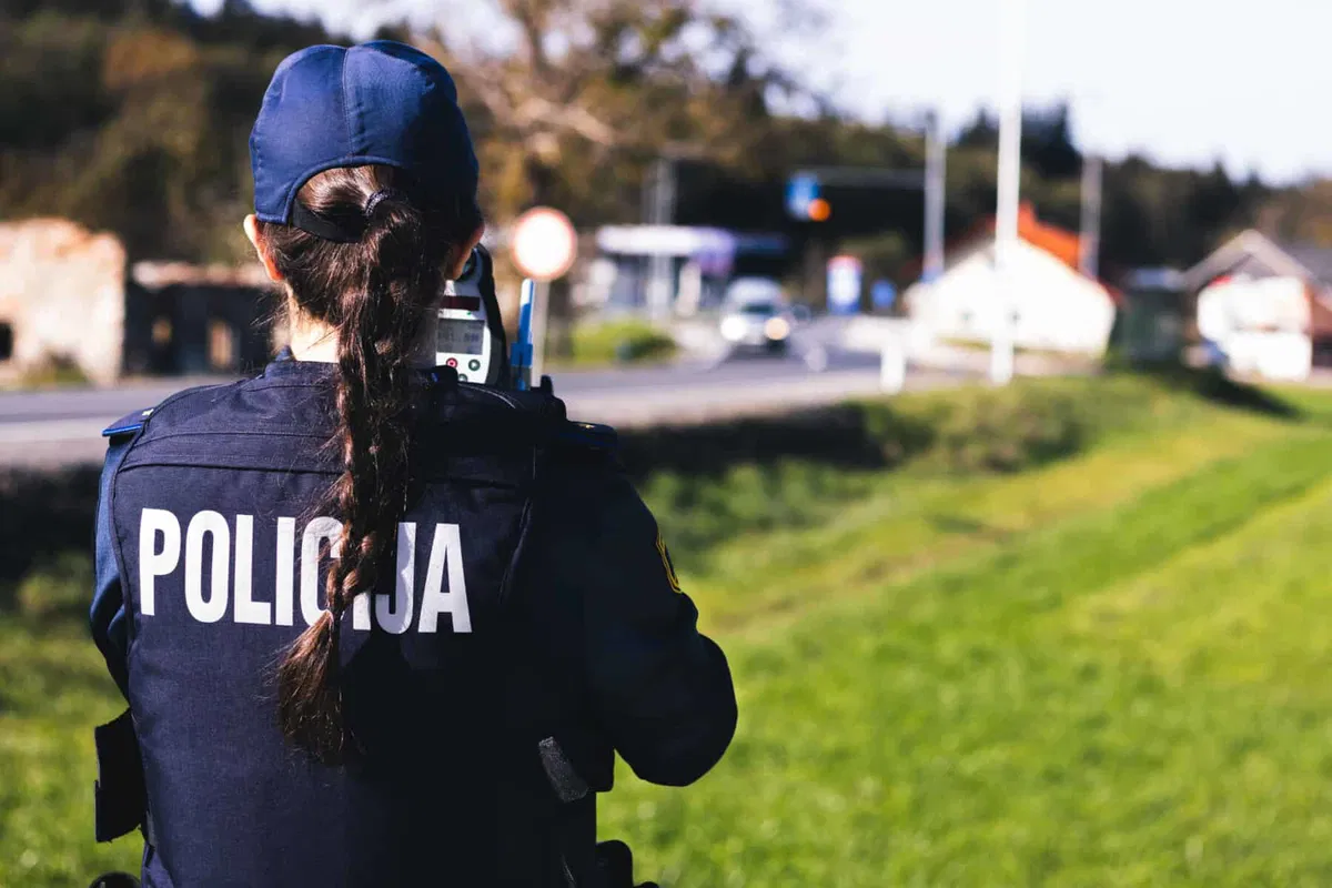 Vozniki krepko prekoračili hitrost, med njimi tudi voznika začetnika